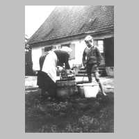 107-0032 Beim Waschen der Kartoffeln. Grossmutter Berta Ebel und Enkel Herfried Wenzel in Toelteninken.jpg